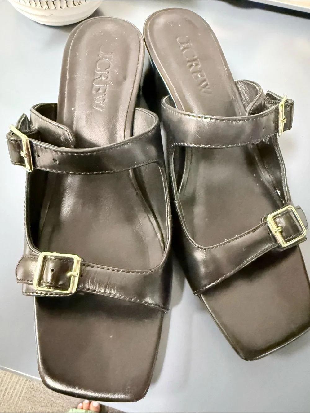 Layne buckle sandals in leather